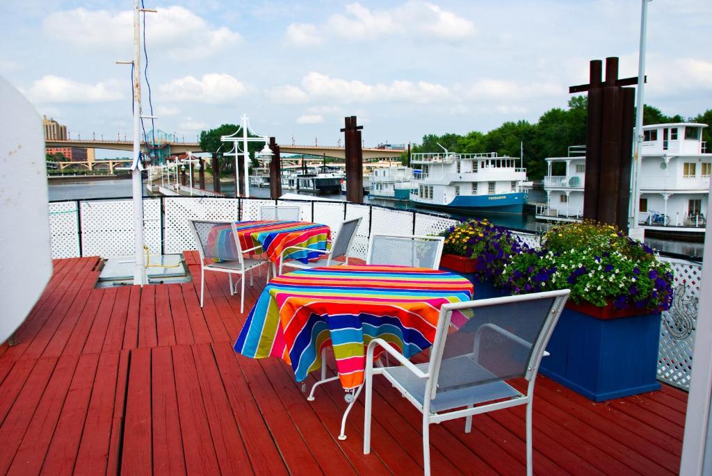 The Covington Houseboat Bed & Breakfast Saint Paul Bagian luar foto